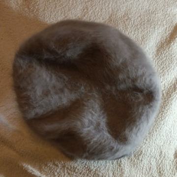 Ž kapa nova pletena siva s cvetom, 20€