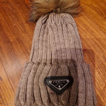 ženska kapa Prada