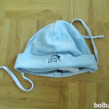 Plišasta kapa svetlo modre barve za zavezat 0 - 1 leta