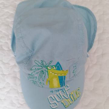 Poletna kapica s šiltom