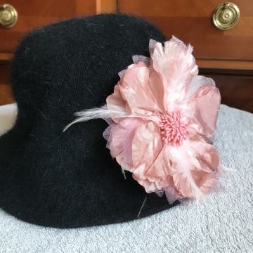 Črn klobuk - lahko z roza cvetom
