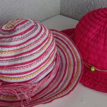 Dva dekliška klobuka