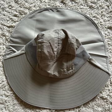 Klobuk, nov (pol trdi in pol mehki del)