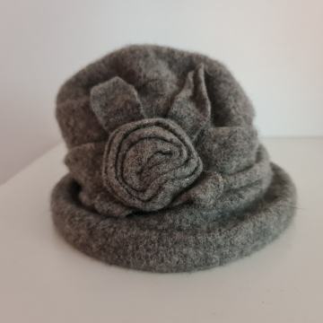 m.dodatek ○siv KLOBUČEK ○eleganten ○brezhiben