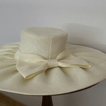 nov eleganten damski klobuk