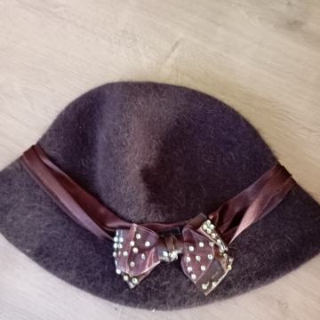 RJAV KLOBUČEK IZ ZAJČJE DLAKE M