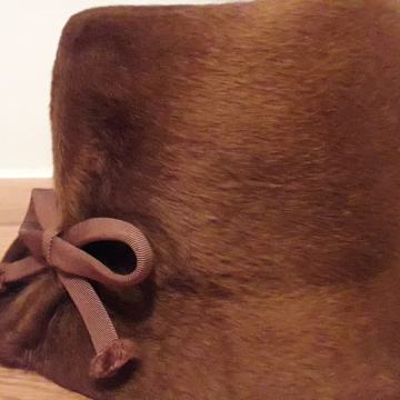 Modni ženski klobuk rjave barve iz klobučevine