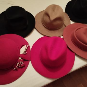 ženski klobuki (filc / felt) – modni, ne zbirateljska antika.
