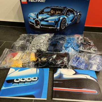 Prodam LEGO Technic 42083 Bugatti Chiron z Škatlo in navodili.