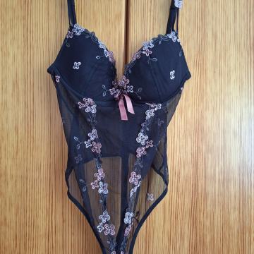 Bodiji, korzeti,pas za nogavice