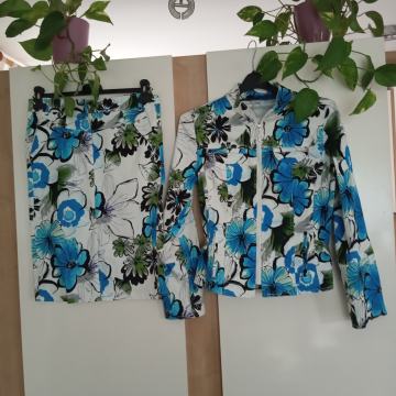 BELO MODRI CVETLIČNI KOSTIM S KRILOM 38/40