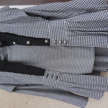 VINTAGE ČRNO BEL (PEPITA)  KOSTIM S KRILOM  38/40