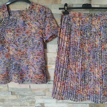 Komplet s plisiranim krilom