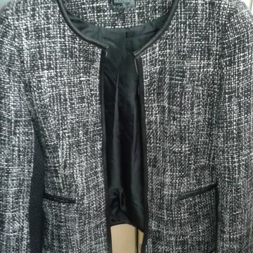 kostim... jakna in krilo št. 40 NERABLJEN