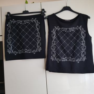 NOV ČRNO SVEČAN KOSTIM KRILO/TOP 38/40