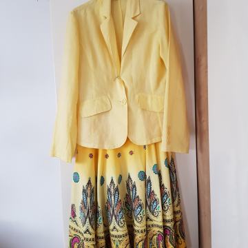 NOV RUMENO PISAN KOSTIM S KRILOM 38/40