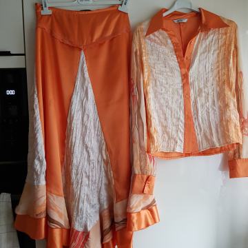 ORANŽNO SATENAST SVEČAN KOSTIM KRILO/SRAJCA 38/40