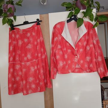 RDEČE BEL KOSTIM S KRILOM 38/40