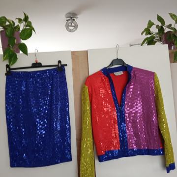 ST JOHN PISAN SVETLEČ KOSTIM S KRILOM 40