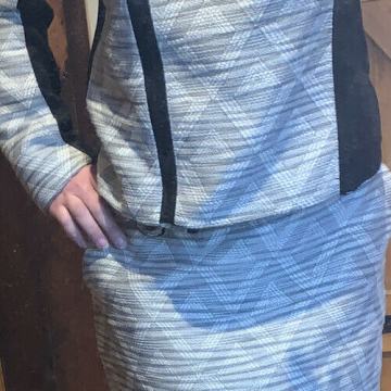 TU ČRNO SIV  KOSTIM S KRILOM 40