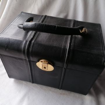 ČRNI NESESER 30 x 20 x 20 cm