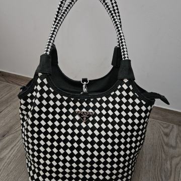 Prada torbica