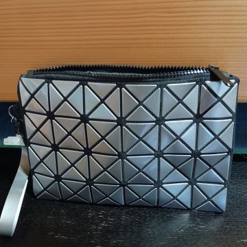 SREBRNA KOZMETIČNA TORBICA