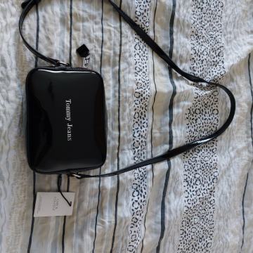 NOVA ORIGINALNA Torbica TOMMY JEANS