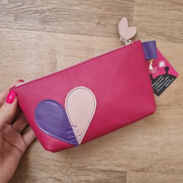 Nova usnjena toaletka Brodi