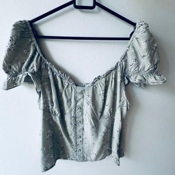 bluza, NOVA NIKOLI NOŠENA!