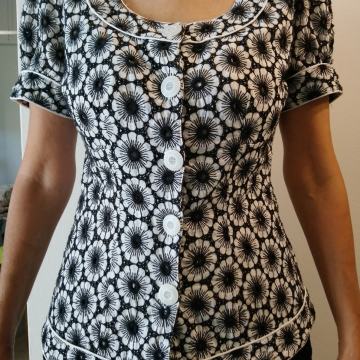 Bluza s štikanimi z cvetlicami