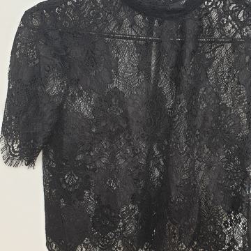 Nova čipkasta bluzica S