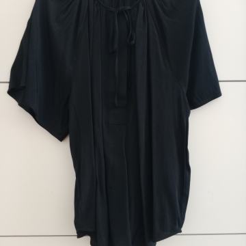 Črna bluza z gumbi znamke H&M velikosti XL