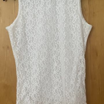 elegantna bluza z volančki v čipki