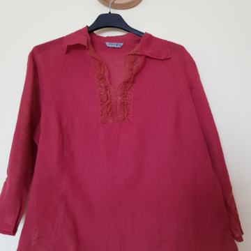 RDEČA BOMBAŽNA SRAJČKA S ČIPKO M