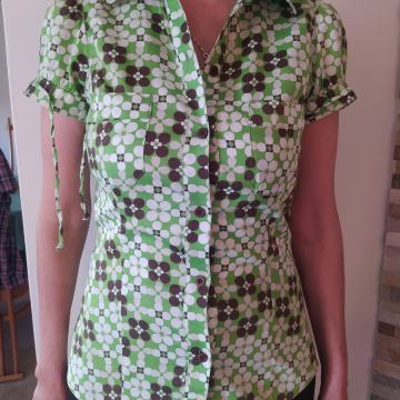 Zelena bluza s cvetlicami
