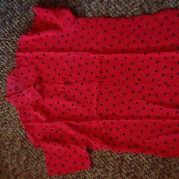 Ženksa bluza rdeče barve na črne pike