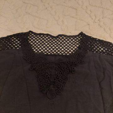 Ženska črna bluza s čipko