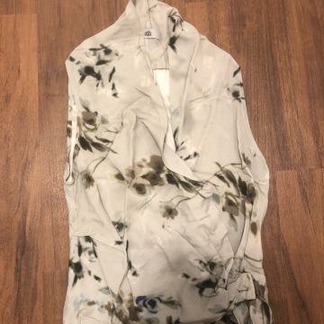 Zenska elegantna bluza brez rokavov Znamke Ixos