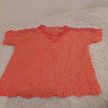 Ženska oranžna bluza s čipko