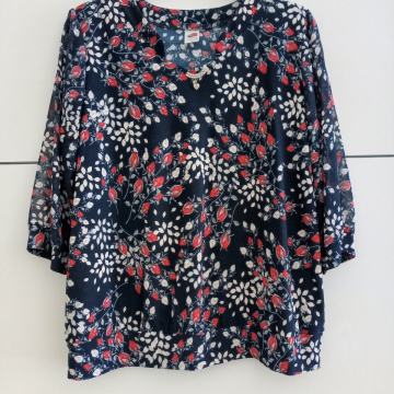 Bluza znamke MAGWA velikosti L / 42, s cvetličnim vzorcem