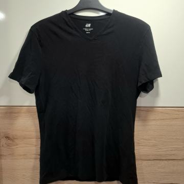 SAMO 2 € !!! - H&M - V-Neck Slim-Fit moška majica (M)