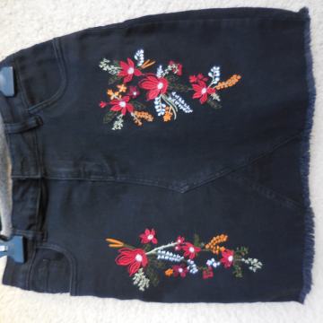 NOVO ČRNO JEANS KRILO Z VEZENINO 36/38