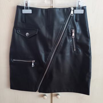 Črno krilo iz umetnega usnja, XS