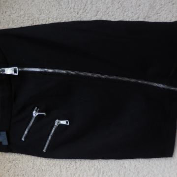 NOVO ČRNO MINI KRILO Z ETIKETO