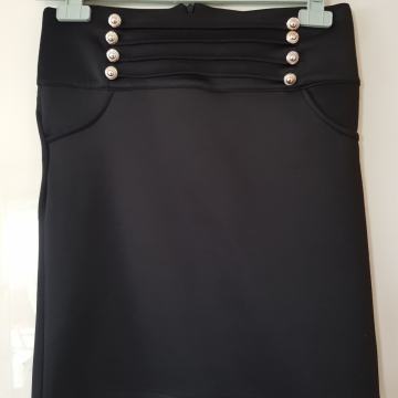 NOVO KRATKO ČRNO KRILI Z GUMBI 38