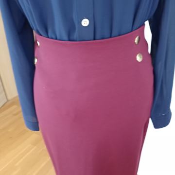 Brezhibno, kot novo, kvalitetno temno rdeče krilo