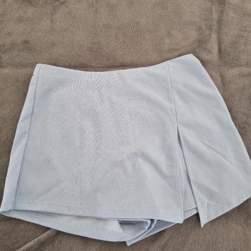 Modro krilo z kratkimi hlačami