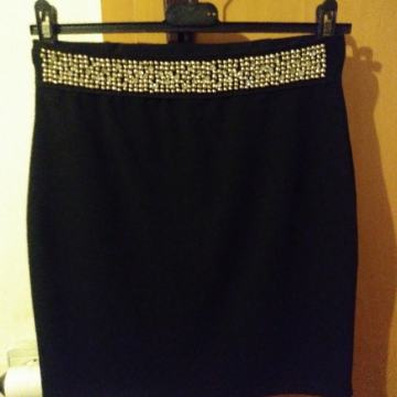 Prodam novo črno krilo, št. 36, z okrasnimi kristalčki v pasu!