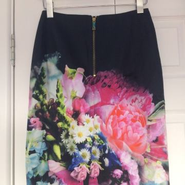 TED BAKER NOVO ČRNO CVETLIČNO KRILO XS